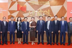 Le président de l'Assemblée nationale Vuong Dinh Huê visite la société Star Telecom au Laos