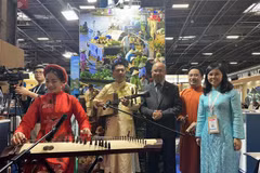 Un numéro artistique du Vietnam présenté au salon IFTM Top Resa 2024 en France. Photo : VNA