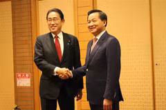 Le vice-Premier ministre Le Minh Khai (droite) rencontre le Premier ministre japonais Kishida Fumio. Photo : VNA