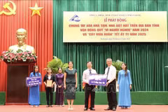 La province d’An Giang, dans le delta du Mékong, a lancé le 4 décembre une campagne de mobilisation de ressources pour éliminer les maisons temporaires et délabrées, réparer et construire des maisons pour les personnes pauvres. Photo : VNA