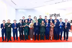 Le Premier ministre Pham Minh Chinh et des représentants d'Unitel. Photo : VNA