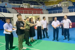 Le comité d'organisation inspecte le lieu d'organisation du concours. Photo : https://baoquangninh.vn/