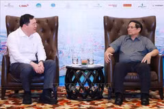 Le Premier ministre Pham Minh Chinh (à droite) et Thammasak Sethaudom, président et directeur général du groupe thaïlandais SCG. Photo : VNA