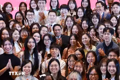 Le Premier ministre Pham Minh Chinh et des Vietnamiens de Chongqing. Photo : VNA