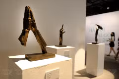 Œuvre : Prière du sculpteur Huynh Bao Trung, en céramique. Photo : Vietnam illustré