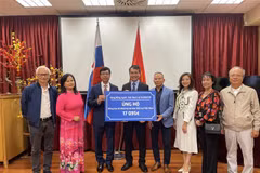 L’ambassade du Vietnam en Slovaquie a reçu le 20 septembre symboliquement environ 17 000 euros offerts par la communauté vietnamienne. Cette somme a été transférée par l'Association vietnamienne en Slovaquie au Front de la Patrie du Vietnam dans le but d'aider les victimes du typhon Yagi à stabiliser rapidement leur vie. Photo: VNA