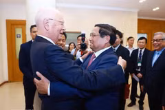 Le Premier ministre Pham Minh Chinh (à droite) et le professeur Klaus Schwab. Photo : VNA