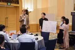 Ces cours de formation ont attiré la participation des managers et enseignants chargés du développement des programmes de formation internationaux de 44 universités. Photo : VietnamPlus