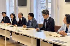 L'ambassadeur du Vietnam en France, Dinh Toan Thang (3e à gauche) travaille avec les dirigeants de la Chambre de Commerce et d'Industrie de la région Nouvelle-Aquitaine. Photo : VNA