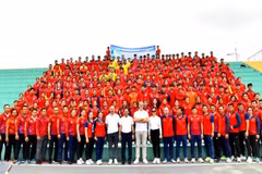 Les athlètes vietnamiens saluent l'ambassadeur français. Photo : tdtt.gov.vn