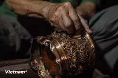 Les artisans doivent connaître les différentes étapes allant de la création du modèle en terre cuite, en passant par le moulage et le polissage jusqu'à la coloration. Photo : VietnamPlus