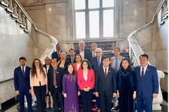 En Bulgarie, la délégation de la Commission de la Défense et de la Sécurité de l’Assemblée nationale (AN) rencontre la vice-présidente de l'Assemblée nationale bulgare, présidente du Groupe d’amitié parlementaire Bulgarie-Vietnam, Rositsa Lyubenova Kirova. Photo : VNA