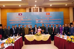 Des représentants de la province vietnamienne de Quang Binh et de celle lao de Savannakhet se sont rencontrés le 5 décembre pour discuter et signer un mémorandum de coopération sur la protection des frontières pour 2025. Photo: VNA