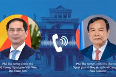 Le vice-Premier ministre et ministre vietnamien des Affaires étrangères Bui Thanh Son (gauche) a eu le 12 décembre une conversation téléphonique avec le vice-Premier ministre cambodgien et ministre des Affaires étrangères et de la Coopération internationale Prak Sokhonn. Photo : VNA