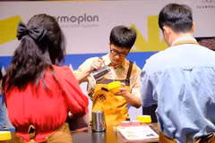 Le concurrent vietnamien Nguyen Dang Son participe au concours international d'art du café latte. Photo: Báo Quốc tế