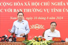Le président de l’Assemblée nationale (AN), Tran Thanh Man (debout) a travaillé dans la matinée du 10 août avec la Permanence du Comité du Parti de la province de Nam Dinh (Nord). Photo : VNA