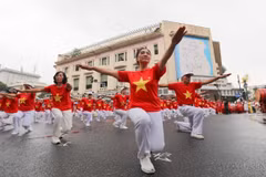 Près de 2.000 personnes âgées de Hanoï participent au Festival de la santé des personnes âgées de la capitale 2023. Photo : VNA