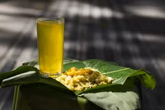 L’automne est aussi le moment idéal pour déguster du jeune riz gluant, ou côm. Photo : VNA