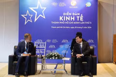 Le vice-président du Comité populaire de Hô Chi Minh-Ville, Duong Ngoc Hai (à droite) et le maire adjoint de Porto, Ricardo Valente. Photo : VNA