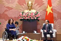 Le vice-président de l'AN vietnamienne Tran Quang Phuong et la sénatrice américaine Tammy Duckworth. Photo : VNA