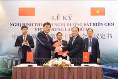 Lors de la cérémonie de signature du 44e protocole ferroviaire frontalier Vietnam-Chine à Hanoï. Photo : VNA