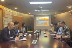 Lors de la séance de travail entre la délégation du Département du marché Asie-Afrique du ministère de l'Industrie et du Commerce du Vietnam et la Halal Development Corporation (HDC) de la Malaisie. Photo : VNA