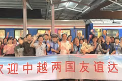 Le groupe de touristes chinois à la gare de Lao Cai. Photo : baolaocai.vn