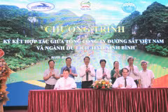 Le Département provincial du Tourisme de Ninh Binh, l'Association provinciale du tourisme et la Société des Chemins de fer du Vietnam signent le 8 juillet un accord de coopération pour la période 2024-2030. Photo : https://ttdn.ninhbinh.gov.vn/