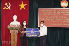 Lutte contre le COVID-19 : La vice-présidente vietnamienne remet des dons à An Giang