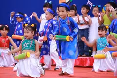 Les enfants avec la culture traditionnelle des ethnies vietnamiennes