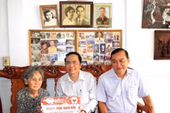 Des responsables vietnamiens rendent visite aux personnes méritantes