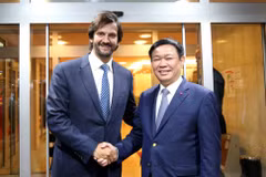 Le vice-Premier ministre Vuong Dinh Hue en Slovaquie