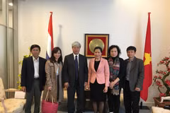 La Revue Công San du Vietnam souhaite une coopération avec la presse néerlandaise