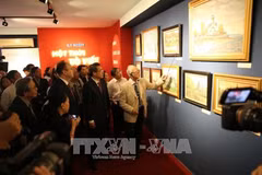 Un peintre vietnamien expose ses tableaux sur la période soviétique