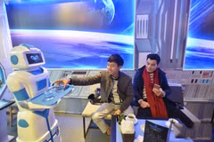 Hanoi : un café propose un robot-serveur 