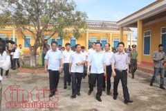 Typhon Doksuri : Vuong Dinh Hue offre des cadeaux à des sinistrés de Ha Tinh