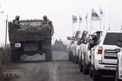 L'ambassadeur du Vietnam en visite dans la zone de conflit en Ukraine