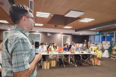 Un entrepreneur présente ses idées au panel d'experts lors de l'atelier. Photo : VNA