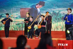 Le chant then, un genre musical distinctif des ethnies Tày, Nùng et Thai des provinces du Nord-Ouest, a un rôle important dans la vie de ces dernières. Photo : VNA