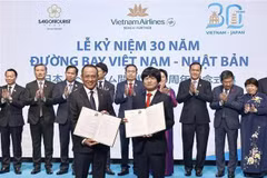 Des entreprises vietnamiennes et japonaises échangent des procès-verbaux de coopération. Photo: VNA 