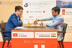 Lê Quang Liêm (à gauche) a vaincu Praggnanandhaa Rameshbabu pour remporter le championnat. Photo: BCF