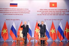 Le président vietnamien To Lam (à droite) et son homologue russe Vladimir Poutine lors de leur rencontre cordiale avec les dirigeants de l'Association d'amitié Vietnam-Russie et les anciens étudiants vietnamiens ayant étudié en Russie. Photo: VNA