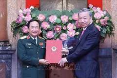 Le président To Lam remet la décision de nommer le général de corps d'armée Trinh Van Quyet au poste de président du Département général de la politique, lors d'une cérémonie tenue le 3 juin à Hanoï. Photo: VNA