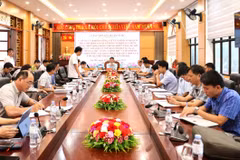 Une délégation de travail du Comité populaire de la province de Lai Chau travaille avec les dirigeants du district de Sin Ho. Photo: CTTĐTLC