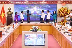 Nguyen Trong Nghia, membre du Bureau politique, secrétaire du Comité central du PCV, chef de la Commission centrale de sensibilisation et d'éducation, et les délégués lors de la cérémonie de lancement du site web dédié à la protection des fondements idéologiques du Parti. Photo: VNA