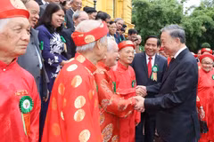 Le président To Lam rencontre des personnes âgées exemplaires. Photo: VNA
