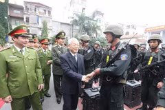 Le secrétaire général Nguyen Phu Trong visite et inspecte l'état de préparation au combat du commandement de la police mobile du ministère de la Sécurité publique, le 2 janvier 2016. Photo: VNA