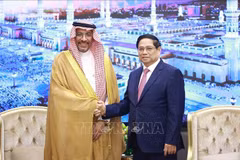 Le PM Pham Minh Chinh (droite) rencontre le ministre saoudien de l'Industrie et des Ressources minérales, Bandar Ibrahim Al-Khorayef. Photo: VNA