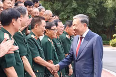 Le secrétaire général du Parti et président To Lam rencontre des anciens combattants de la division 308. Photo: VNA