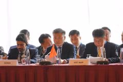 L, le général de brigade Nguyen Ngoc Lam, vice-ministre de la Sécurité publique présente des solutions de coopération internationale pour lutter contre l'extrémisme violent. Photo: VNA